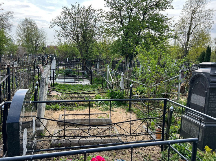 На Троицком кладбище в Орле продолжается масштабная уборка территории