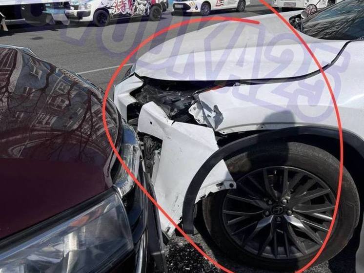 Автосалон разбил Lexus клиентки и отказывается вернуть деньги во Владивостоке
