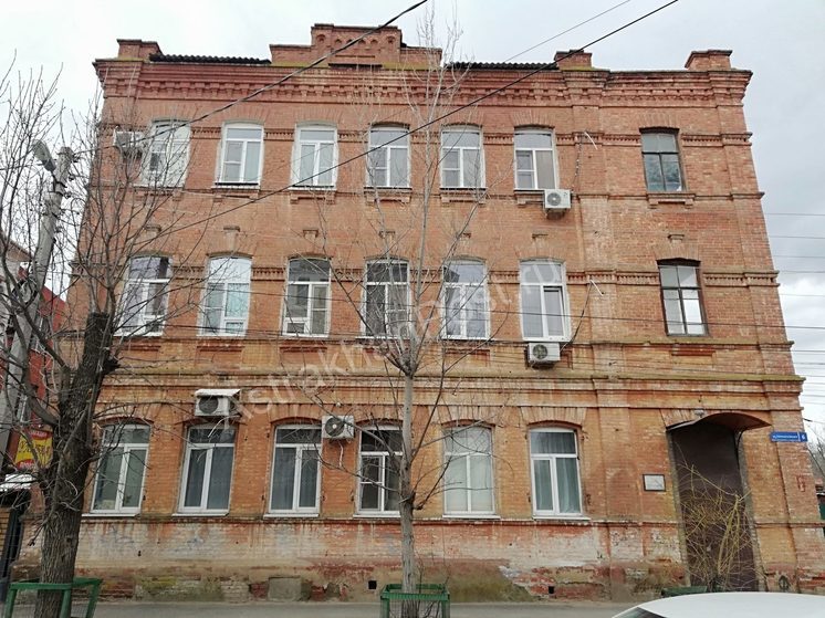 В трещинах: В Астрахани впритык к памятнику архитектуры впихивают 8-этажку