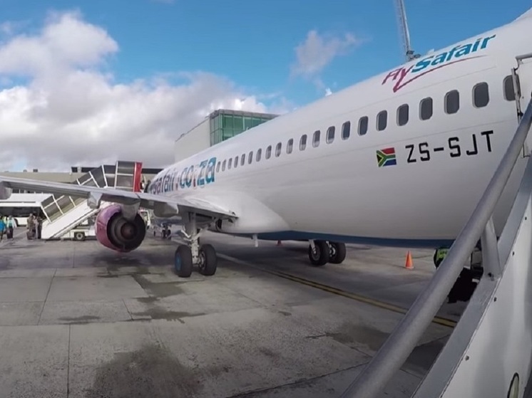 При взлете из африканского аэропорта у Boeing 737-800 авиакомпании FlySafair отлетело колесо