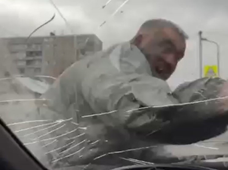 Мужчина набросился с кулаками на автомобиль незнакомки в Новосибирске