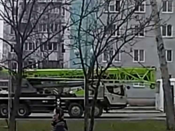 В Южно-Сахалинске автокран выбил стрелой стекло в пассажирском автобусе