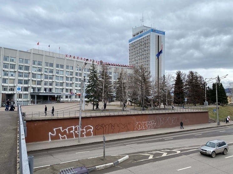 Вандалы-граффитисты разрисовали стену возле красноярской администрации