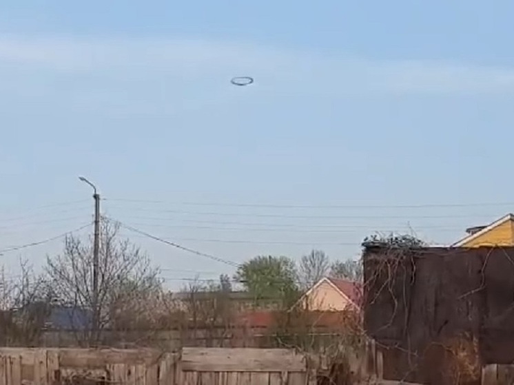 Соцсети: жителей российского города напугали загадочные черные кольца в небе