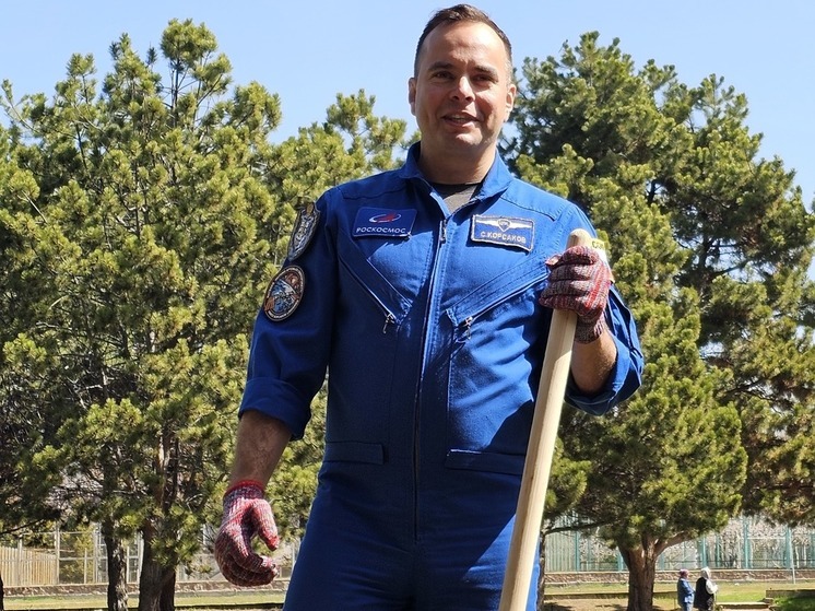 Российский космонавт-испытатель посадил дерево на берегу Иссык-Куля