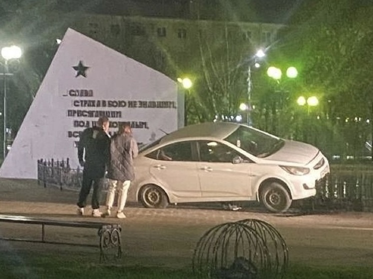 Машина влетела на площадь Победы и врезалась в фонтан в Калуге