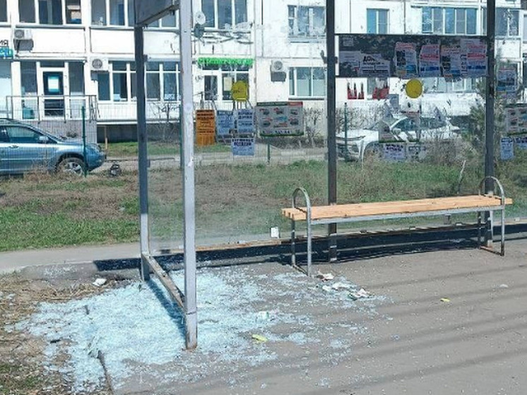 В Омске вандалы разгромили остановку на Левобережье