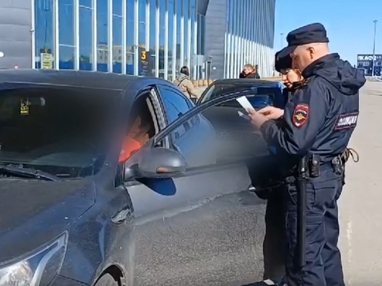 Новосибирские полицейские искали таксистов-мигрантов в Толмачёво