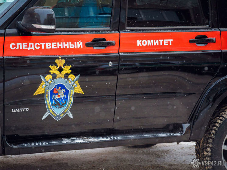 В Кемерове разыскивают 4 парней, которые избивали прохожих и стреляли из пистолета