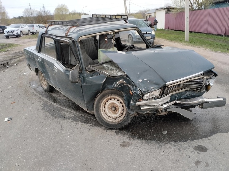 В Тверской области водитель «семерки» нарушил ПДД и устроил аварию с пострадавшим