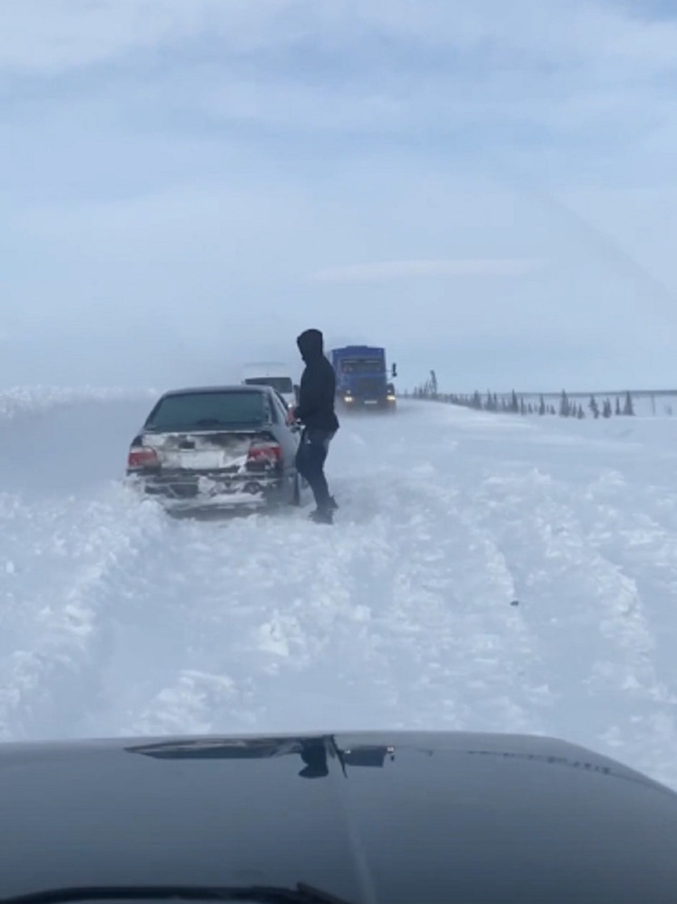 Застрявшие на трассе Салехард — Аксарка — Надым авто вызволили из снежного плена