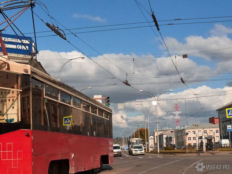 Пожилого инвалида зажало дверьми трамвая в Новокузнецке