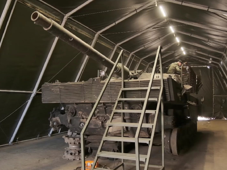 Российские ремонтники заменят на трофейном «Леопарде» гусеницы