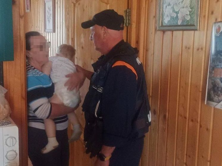 Спасатели помогли бабушке попасть в дом, в котором остался внук