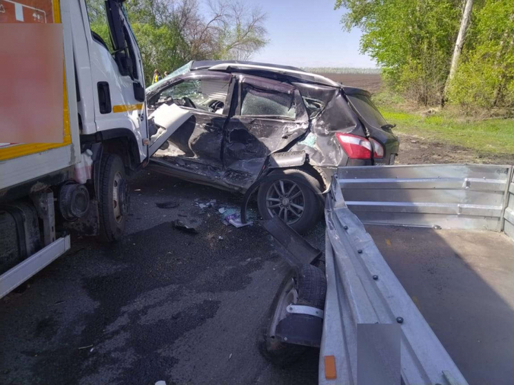 В Тамбовской области пострадали три человека при ДТП с грузовиком