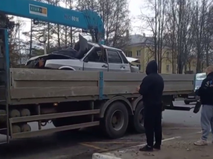 Автомобиль протаранил автобусную остановку в Ивантеевке