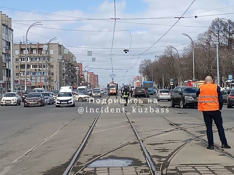 В Кемерове остановилось движение трамваев из-за ДТП