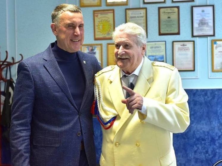 Новгородский мэр поздравил с юбилеем руководителя оркестра Анатолия Малышева