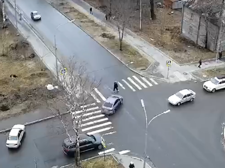Появилось видео, как иномарка сбила пешехода в центре Петрозаводска