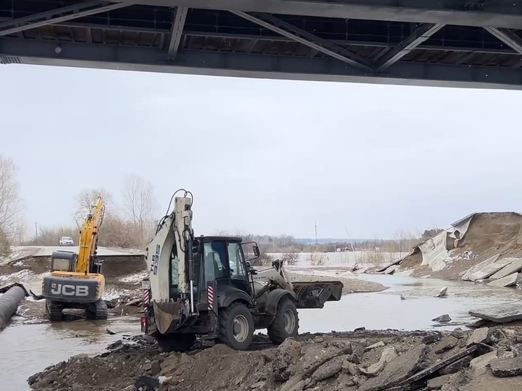 В Томске восстанавливают размытую под Коммунальным мостом дорогу на Сенную Курью