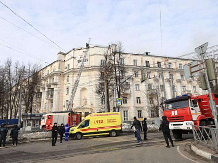 В Ярославле начали ремонт сгоревшей кровли дома на проспекте Ленина