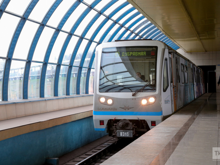 Открыть двери на ходу пытался пассажир в казанском метро