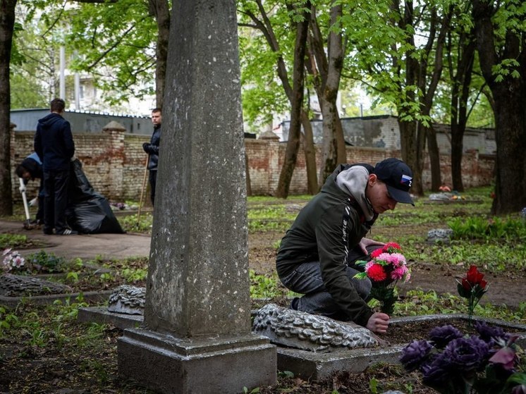 В Курске на Никитском кладбище волонтеры привели в порядок 30 воинских захоронений