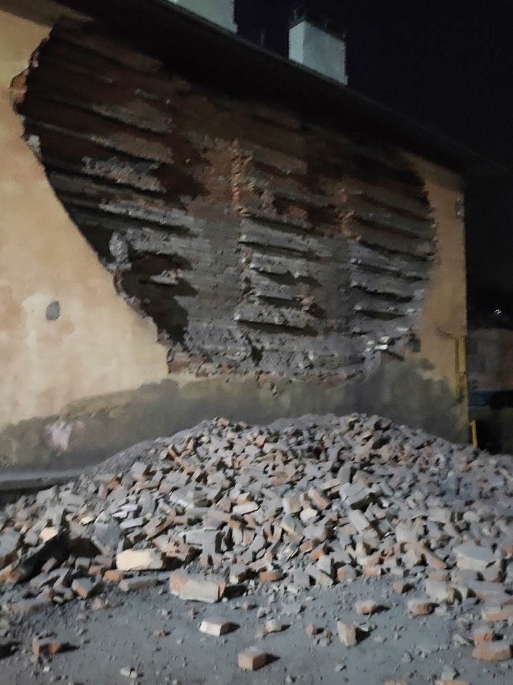Костромские следователи проводят проверку по факту обрушения стены дома