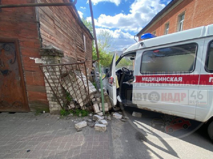 В Курске автомобиль скорой помощи снес забор на улице Садовой
