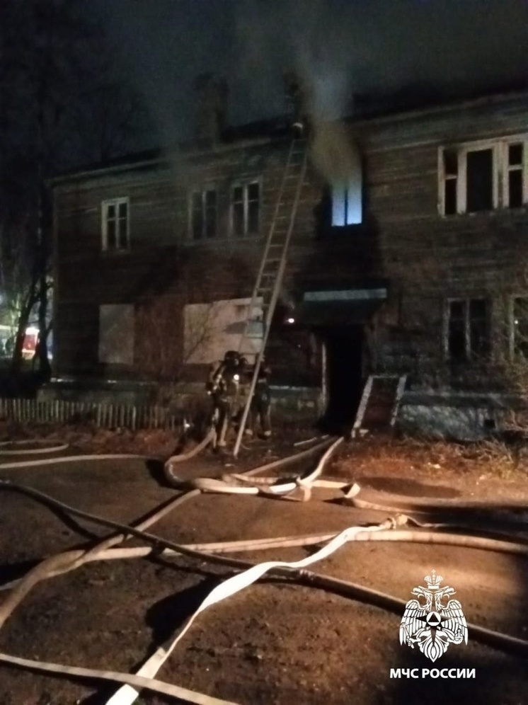 Люди могут быть горящем расселенном доме в Петрозаводске