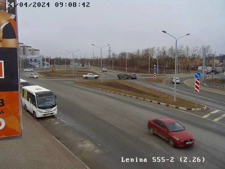 Внедорожник жестко протаранил авто на кольце в Южно-Сахалинске