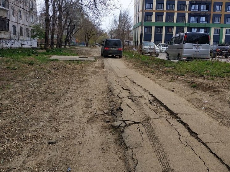 Автохамы разрушают тротуары в Хабаровске