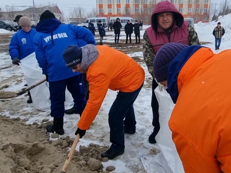 В Уренгое ищут добровольцев для спасения людей и поселка от наводнения