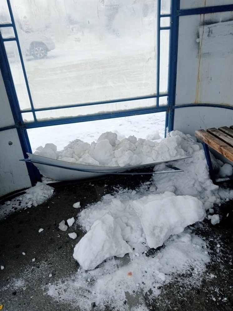 В Ноябрьске коммунальщики сломали остановку при уборке снега