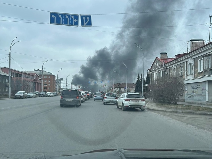 Возникший в центре города густой черный дым напугал кемеровчан