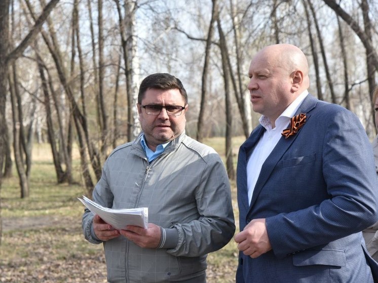 Мэр Омска Шелест проверил вырубку деревьев в ПКиО имени 30-летия ВЛКСМ