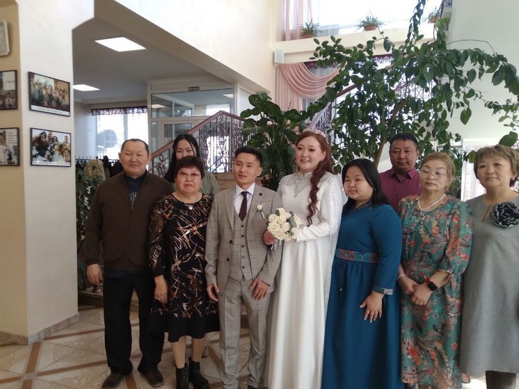 Сегодня, в день красивой «зеркальной» даты 24.04.2024 в Дворцах бракосочетаний Улан-Удэ регистрируют браки 40 пар