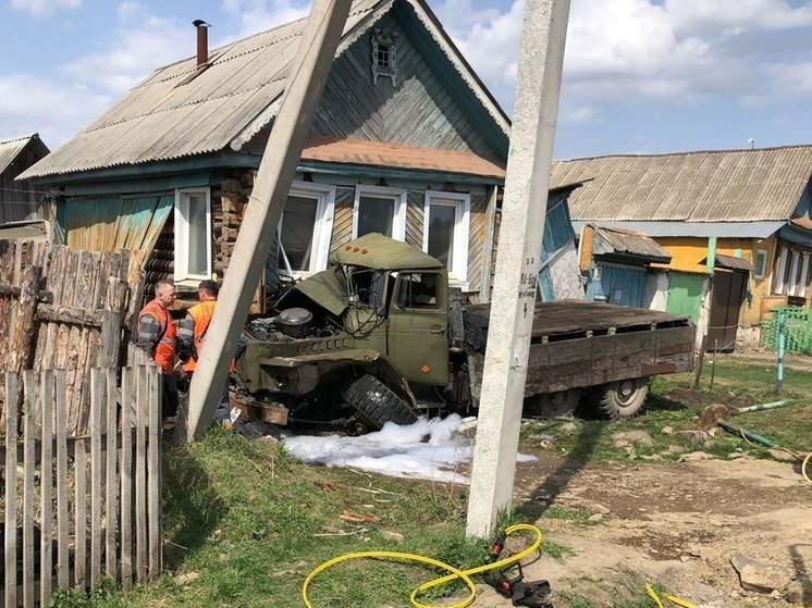 В Челябинской области грузовик с газовыми баллонами протаранил частный дом