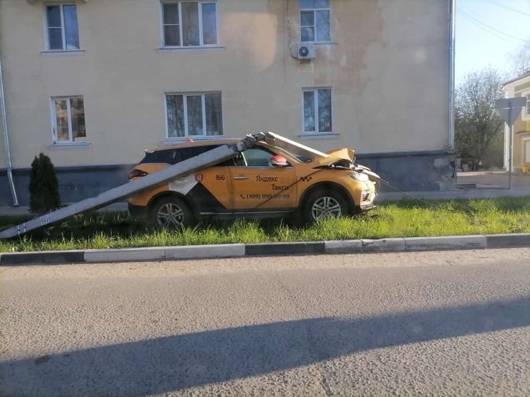 Автомобиль такси срубил железобетонный столб в Тверской области