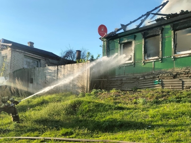 В Курской области из-за короткого замыкания сгорел деревенский дом