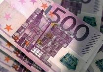 Курс евро на Московской бирже впервые с 3 апреля составил менее 99 рублей, опустившись до 98 рублей и 98 копеек