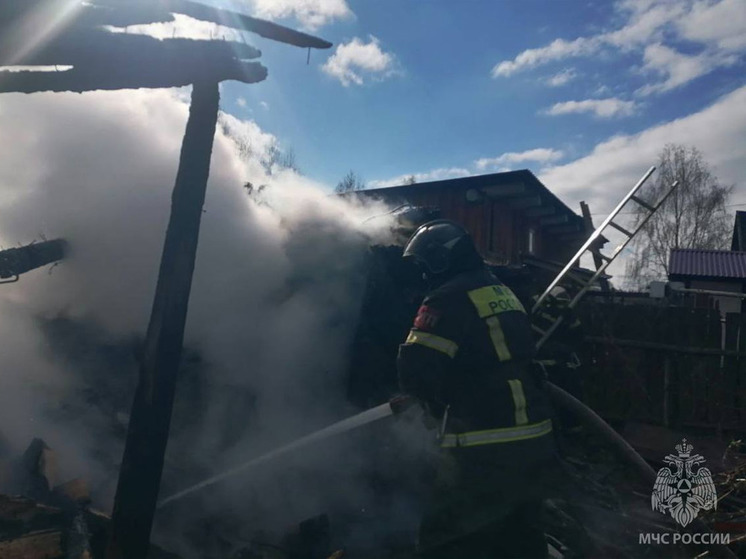 В Заволжском районе пожарные вытащили из горящей бани 6 газовых баллонов