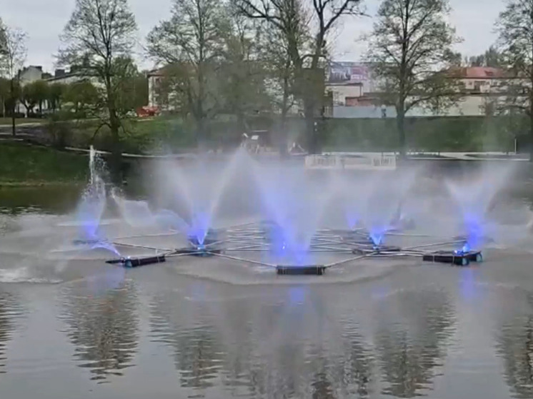 Власти Черняховска показали, как выглядит плавающий фонтан на Замковом пруду