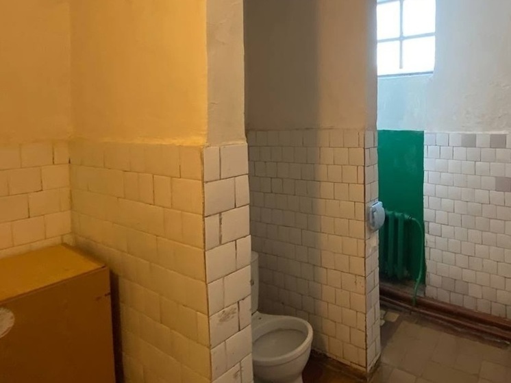 В карельской школе первоклассникам предложили ходить в туалет в ведро