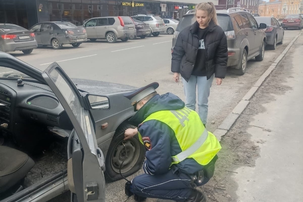 Автоинспекторы Петрозаводска накачали колесо в автомобиле девушки