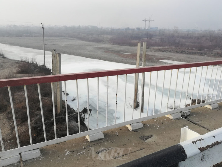 Движение ограничили на мосту в Забайкалье из-за разлива реки