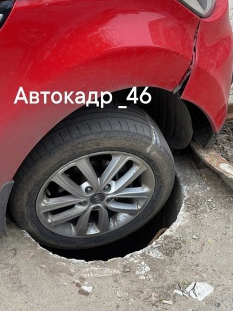 В Курске возле налоговой автомобиль провалился в открытый люк