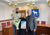 Мэр Йошкар-Олы Евгений Маслов вручил сертификат на приобретение жилья молодой многодетной семье.