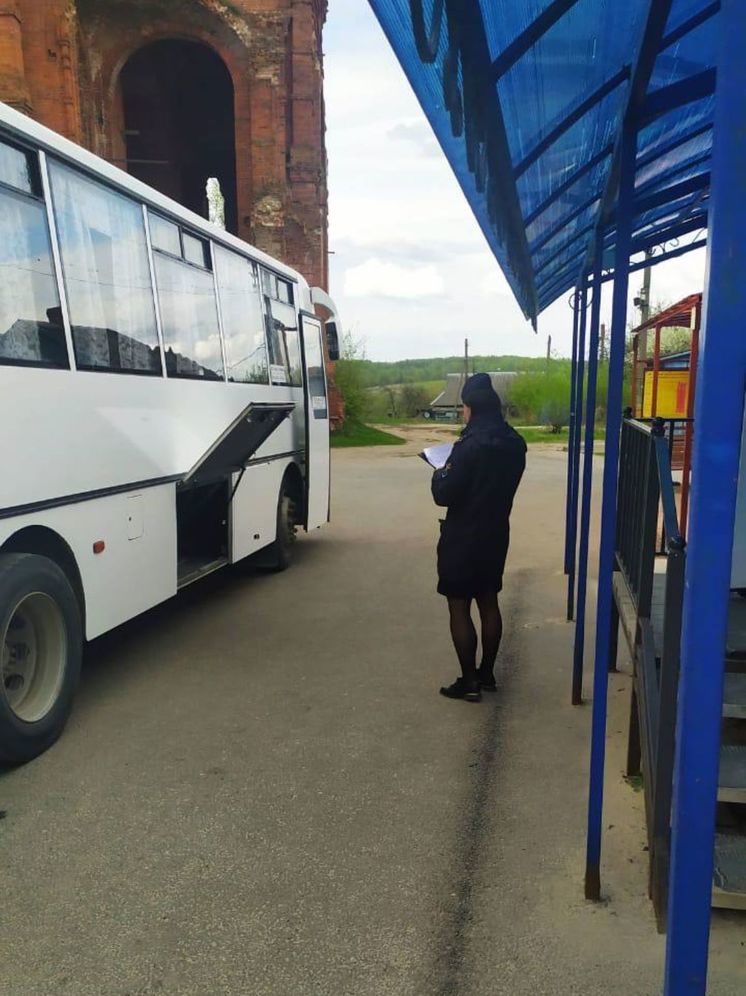 Кинологи обследуют автобус, который не поехал в Калугу из-за сообщения о минировании