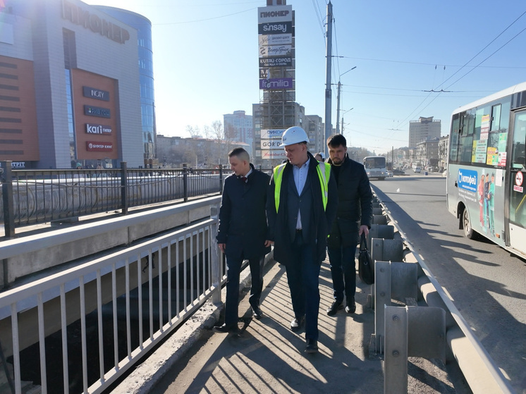 В Барнауле завершают обустройство моста на Новом рынке